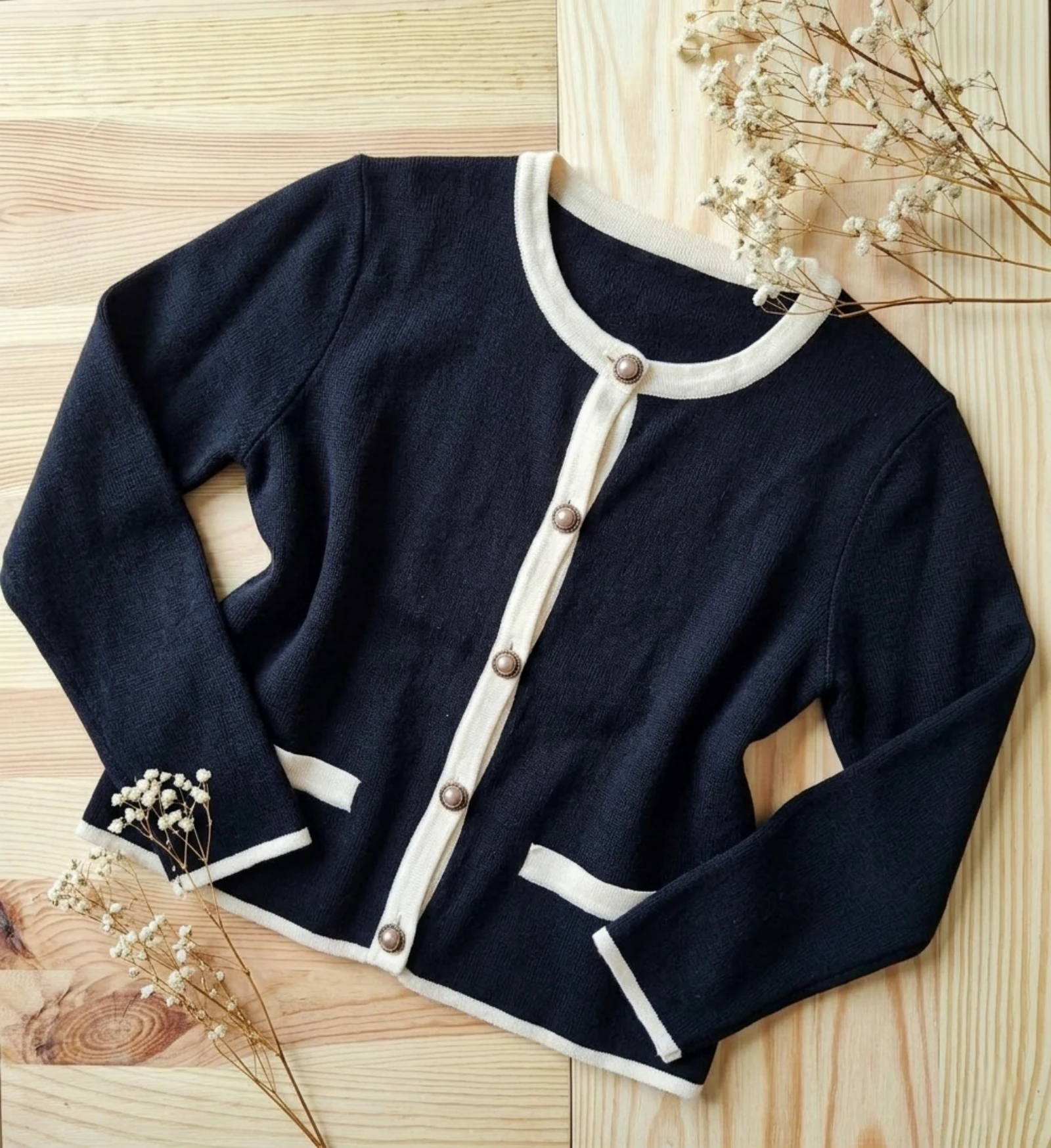 Magnifique cardigan LIU JO noir & blanc au style chic et intemporel